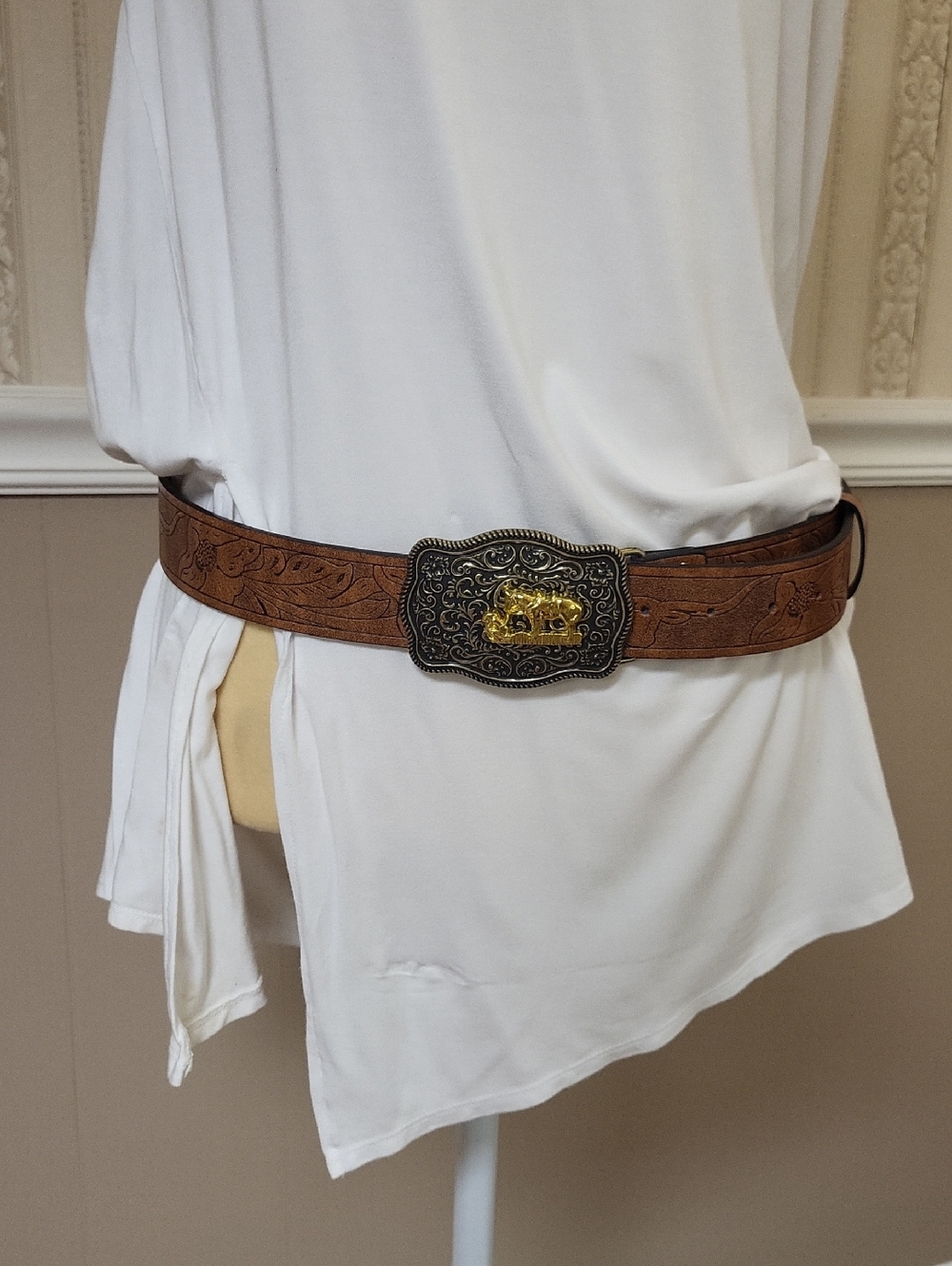 GAVERE Tooled Brown Leather Belt with Decorative Two-Tone Buckle